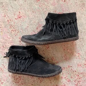 EUC Ugg Shenandoah barely worn 7.5 Black Suede Fringe Ankle Boots